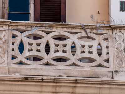 ...contraddistinti da parapetti con decori geometrici e vegetali...